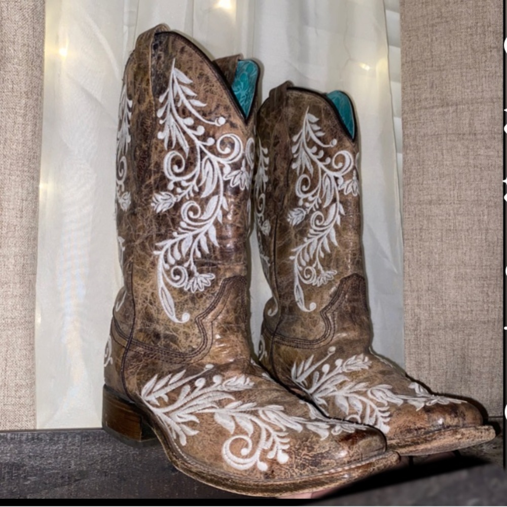 Corral Brown and White Embroidered Cowboy Boots